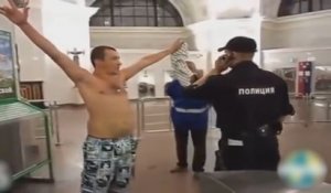 Cet homme met un coup de pied à un policier russe qui le met rapidement à terre !