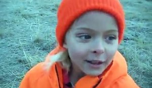 La réaction pathétique d'une gamine de 9 ans après avoir abattu son premier cerf