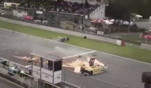 Une Lamborghini se crash en pleine course, il ne reste plus grand chose !