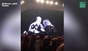 En plein concert, Adele embrasse... un chien