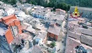 Un drone survole la ville de Amatrice en Italie - Images choc après le séisme en Italie