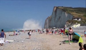 Une falaise s'effondre sur une plage en Normandie - 25 aout 2016