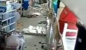 Vidéo-surveillance de magasin pendant le tremblement de terre en Italie.