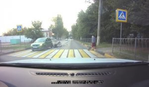 Un motard se prend une voiture à l'arret en pleine face - Choc violent