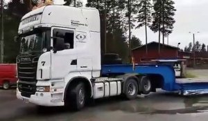 Un gamin de 8 ans conduit un camion comme un boss