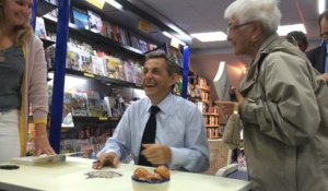 Nicolas Sarkozy dédicace son livre pour un millier de sympathisants
