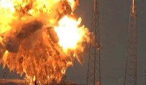 Une fusée explose sur sa rampe de décollage pendant des essais.