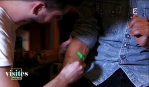 Un chroniqueur de "Visites Privées" se fait tatouer "I love Stéphane Bern" sur son bras - Regardez