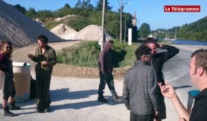 Extraction de sable. Une trentaine d'opposants devant l'entreprise Roullier