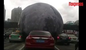 Chine: emporté par un typhon, ce gigantesque ballon lune terrorise les habitants