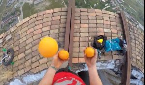 Voici une incroyable performance d'un acrobate jongleur sur une cheminée de 250 mètres