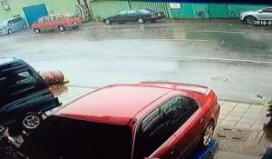 Un homme en scooter en plein typhon