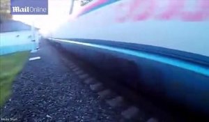 Belle inconscience : Cet adolescent russe défie le destin en « chevauchant » des trains d’une ville à l’autre !