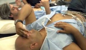 Ces deux hommes testent un simulateur de contractions d'accouchement pour savoir ce que les femmes endurent !