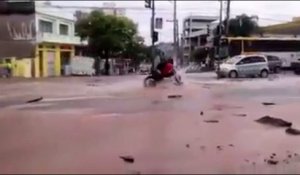 Un motard avalé par un trou au milieu de la route en pleine inondation