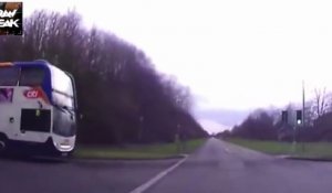 Un bus scolaire percute une voiture à un carrefour