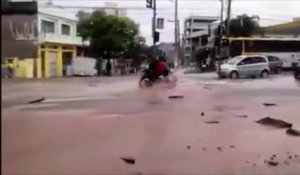 Sa moto disparaît dans un trou d'eau !