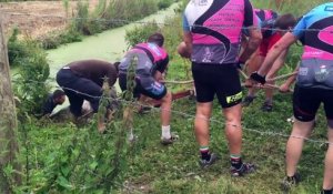 Des cyclistes sauvent un cheval tombé dans un fossé plein de boue
