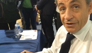 Nicolas Sarkozy en séance de dédicace