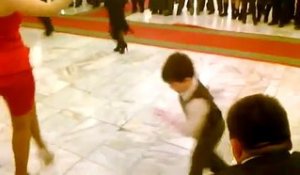 Lors d'un mariage, un garçon de 7 ans invite une femme à danser et conquiert la piste de danse