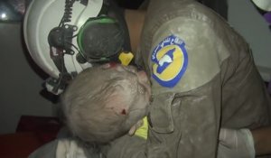 Un secouriste sauve un bébé