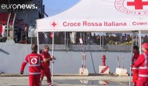 Italie : Les garde-côtes débarquent les milliers de migrants secourus depuis 48h
