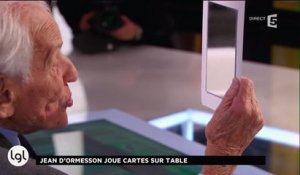 Jean d'Ormesson joue cartes sur table