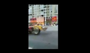 Un homme court après son tracteur qui devient fou !