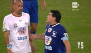 Maradona et Verón règlent leurs comptes... en plein match pour la paix !