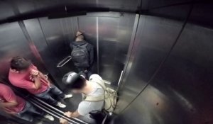 Un mec piège des gens dans un ascenseur en leur faisant croire qu'il a une énorme chiasse!