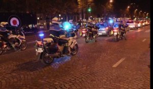 Plusieurs centaines de policiers manifestent en pleine nuit sur les Champs-Elysées