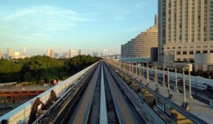 Découvrez Tokyo filmé de l'avant d'un métro aérien au soleil levant