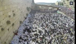 Plusieurs milliers de juifs se rassemblent pour prier devant le mur des Lamentations