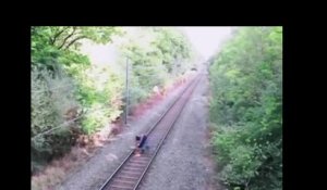 Un ouvrier sauve un homme juste avant d'être fauché par un train