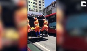 Des eboueuses brésiliennes dansent le twerk en pleine rue !