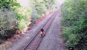 Un homme ivre sauvé de justesse par un employé sur une voie ferrée
