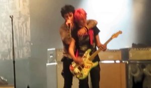 Le chanteur de Green Day fait monter un fan pour jouer à la guitare