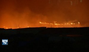 La "Jungle" de Calais ravagée par les flammes avant le départ des migrants