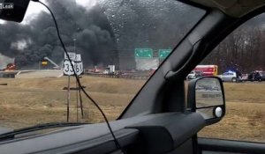 Gigantesque incendie provoqué par l'accident de camion