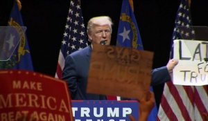 Etats-Unis: Trump se réjouit que les sondages se resserrent