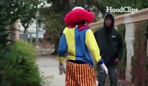 Déguisé en clown il tente faire peur à un homme, qui sort une arme