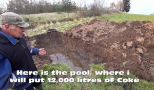 Un grand-père s’amuse à foncer en voiture dans une piscine de Coca-Cola