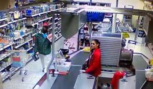 Ces voleurs pensaient sortir tranquillement du magasin, mais ce que fait caissière leur surprend !