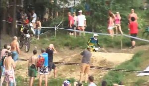 Malgré une impressionnante chute en VTT cross, il finit quand même vainqueur !