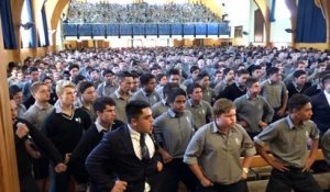 Haka géant de centaines d'étudiants pour la retraite d'un prof à l'université - Nouvelle-Zélande