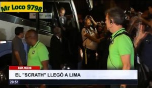 Neymar bousculé à son arrivée au Pérou