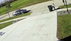 Un gamin se bat avec sa poubelle en tentant de la rentrer par grand vent