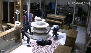 Des voleurs bien organisés pour "vider" un magasin de vêtements et maroquinerie