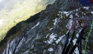 Jamie Lee fait du parapente dans les Alpes au ras des montagnes
