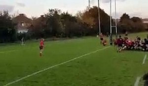 Ce rugbyman lobe ses adversaire en faisant une aile de pigeon avant d'aller marquer un essai